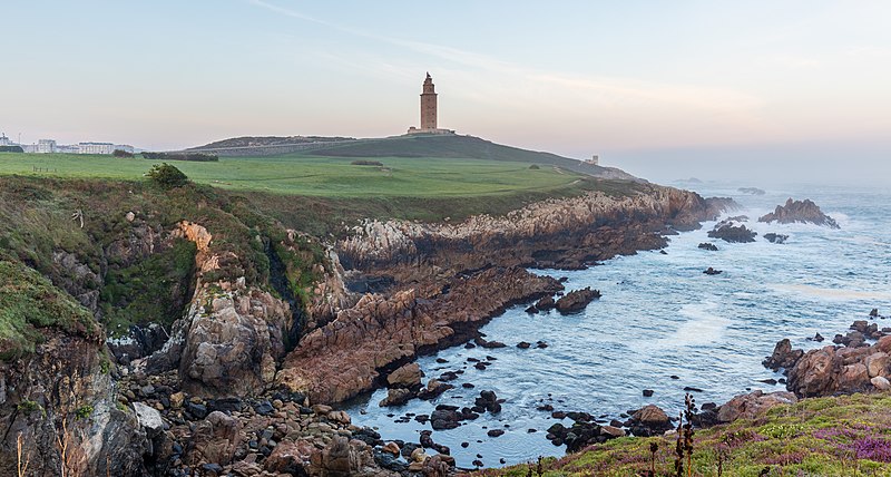 Archivo:Torre de Hércules, La Coruña, España, 2015-09-25, DD 35-37 HDR.jpg