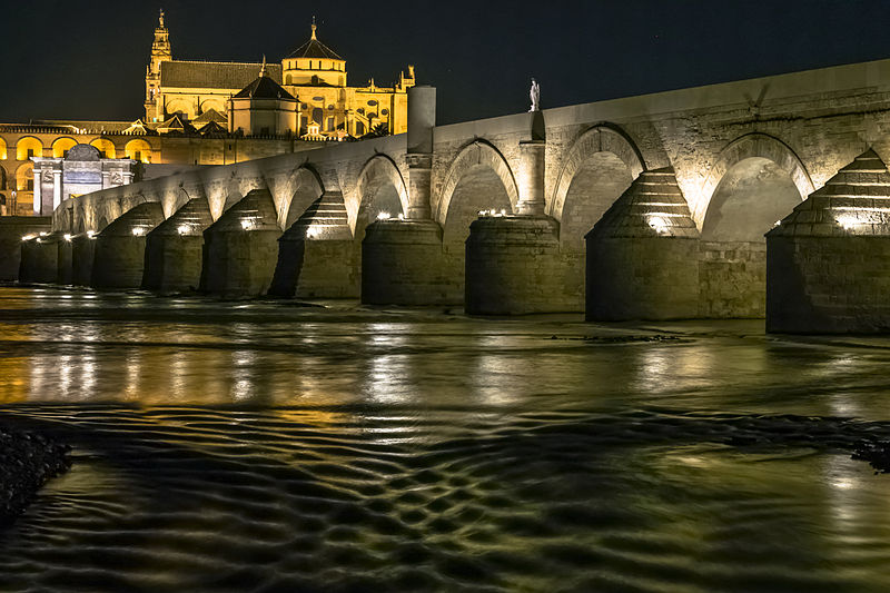 Archivo:Puente sobre El Guadalquivir de cerca.jpg