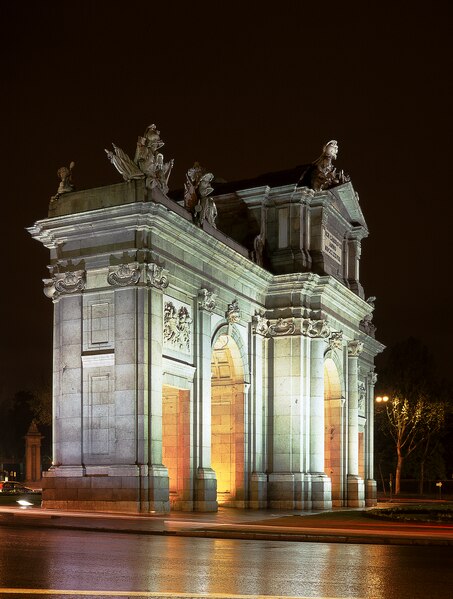 Archivo:Puerta de Alcalá, Nachtaufnahme.tiff