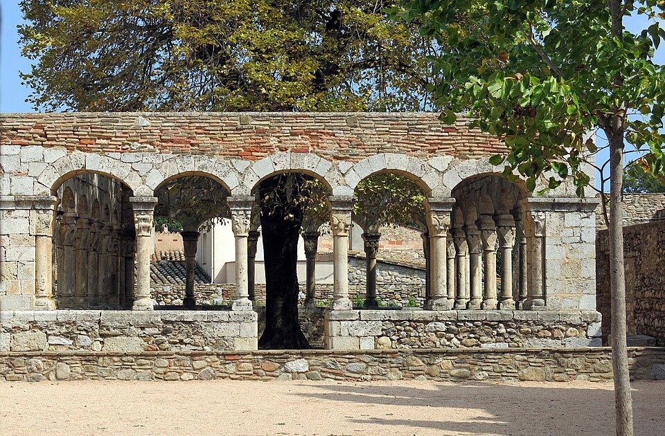 Archivo:341 Claustre de Sant Domènec (Peralada), galeria oest.JPG
