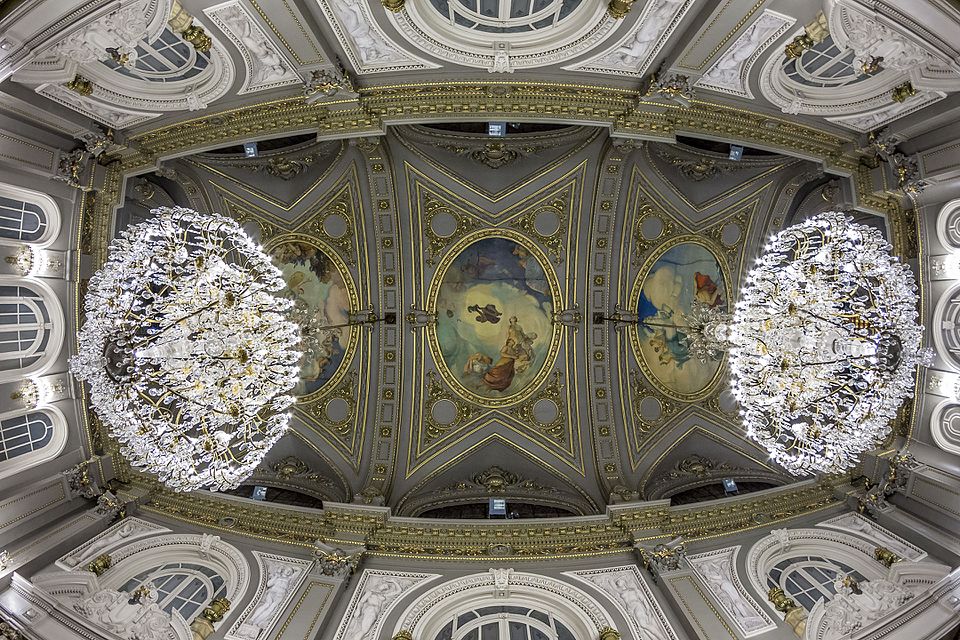 Archivo:AytoValencia SalonCristal Lamparas Fisheye.jpg