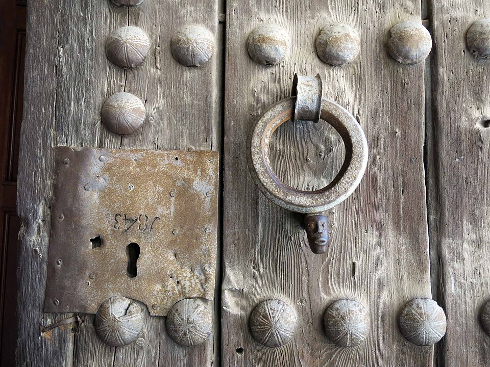 Archivo:141 Monestir de Sant Cugat del Vallès, portal de l'església.JPG