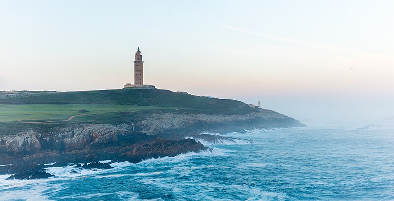 Archivo:Torre de Hércules, La Coruña, España, 2015-09-25, DD 29-31 HDR.jpg