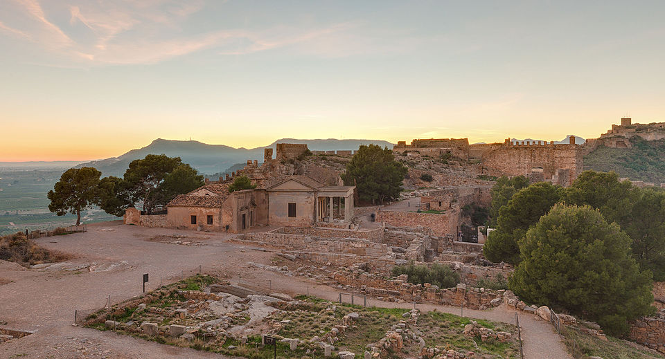 Archivo:Castillo de Sagunto, Valencia, España, 2015-01-03, DD 09-11 HDR.JPG