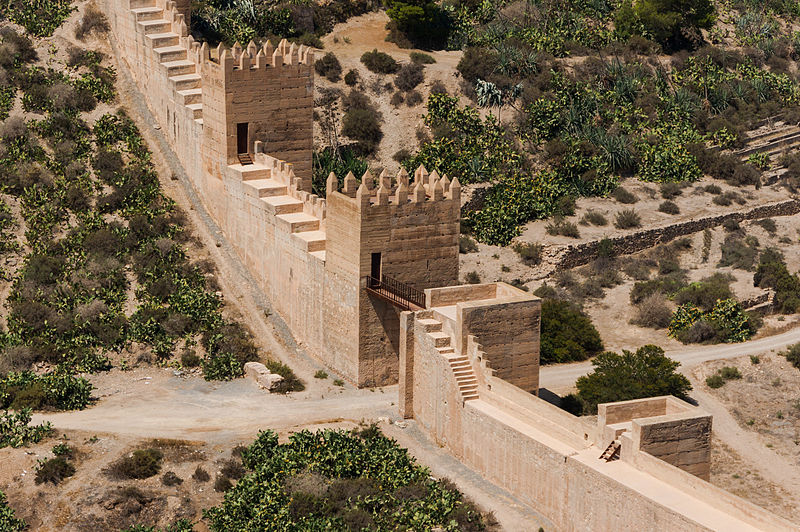Archivo:Gate city wall, Almeria, Spain.jpg