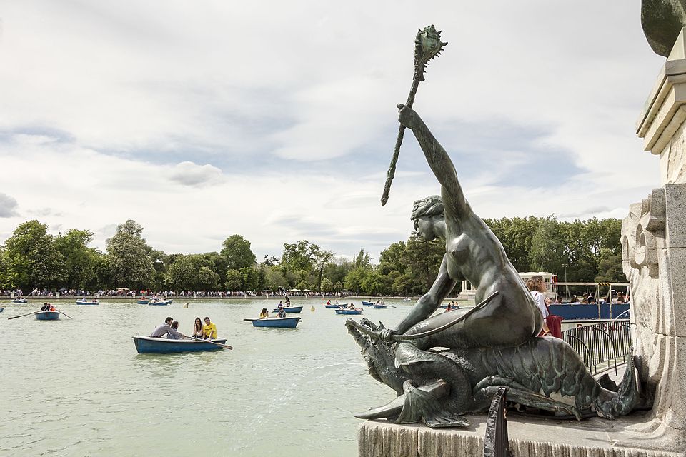 Archivo:Parque Retiro Sirena.jpg