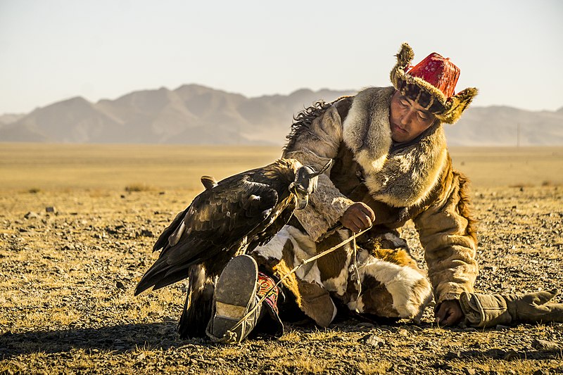 Archivo:Mongolian Man and his Eagle.jpg