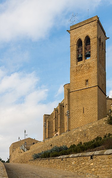 Archivo:Iglesia-fortaleza de San Saturnino, Cerco de Artajona, Navarra, España, 2015-01-06, DD 04.JPG