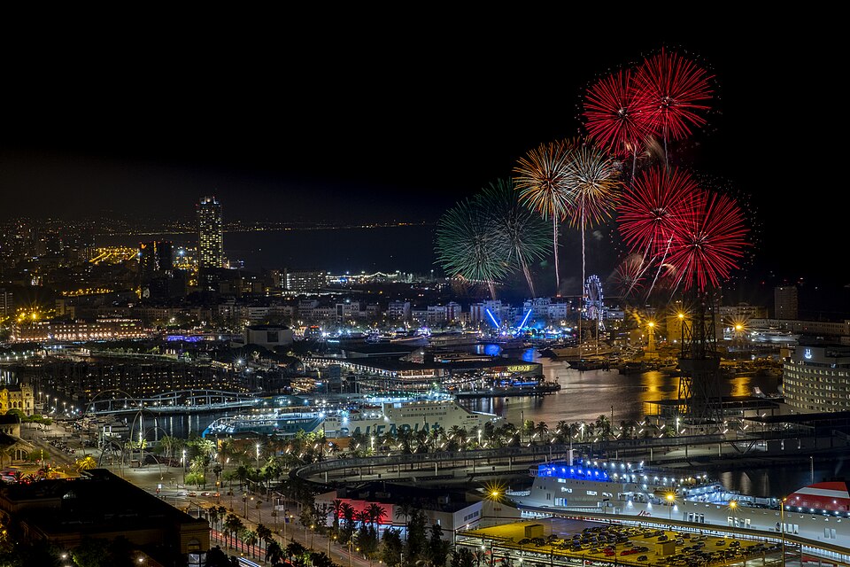 Archivo:Focs a la Barceloneta durant les festes de la Mercè.jpg