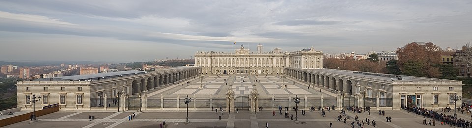 Archivo:Palacio Real, Madrid, España, 2014-12-27, DD 15-17 PAN.JPG