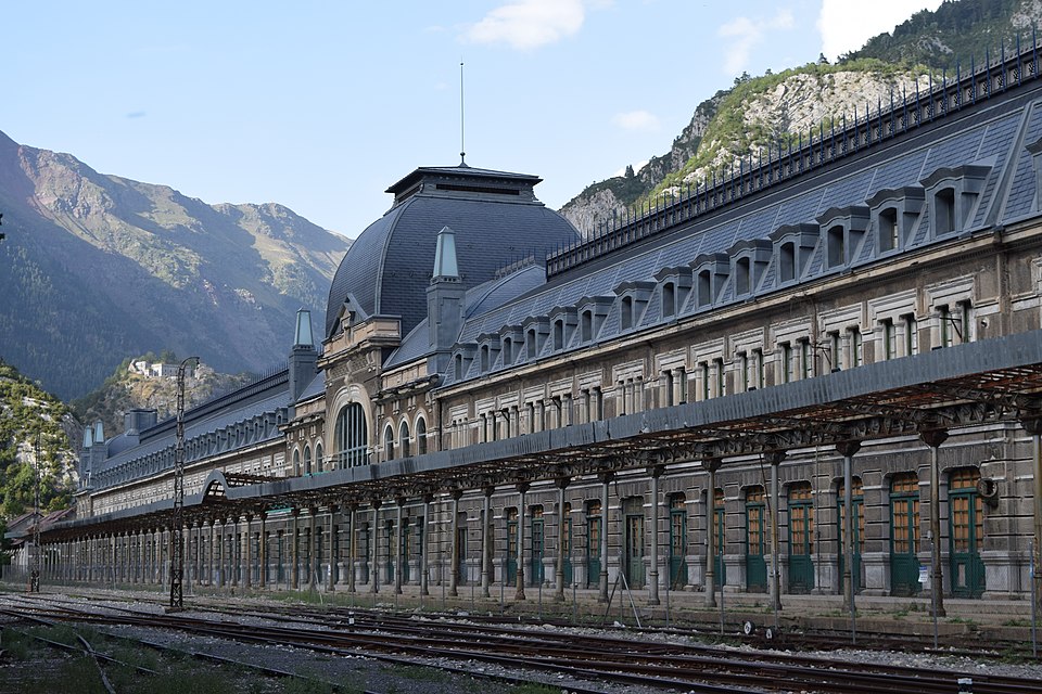 Archivo:Vista general de la façana de l'Estació Internacional de Canfranc 01.JPG
