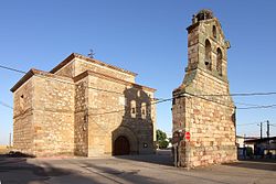 Pelabravo, Espadaña e Iglesia de San Juan Bautista.jpg