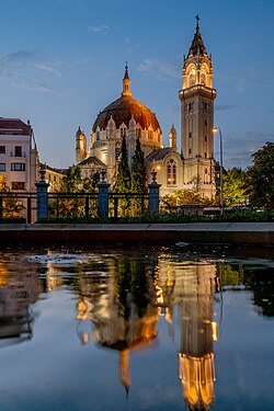 Iglesia de San Manuel y San Benito con reflejo.jpg