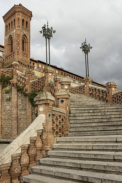 Archivo:Escalinata Estacion Teruel Detalle.jpg