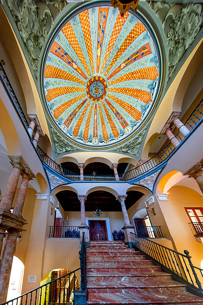 Archivo:Escalera con cúpula del antiguo Convento de los PP Terceros Franciscanos (Sevilla).jpg