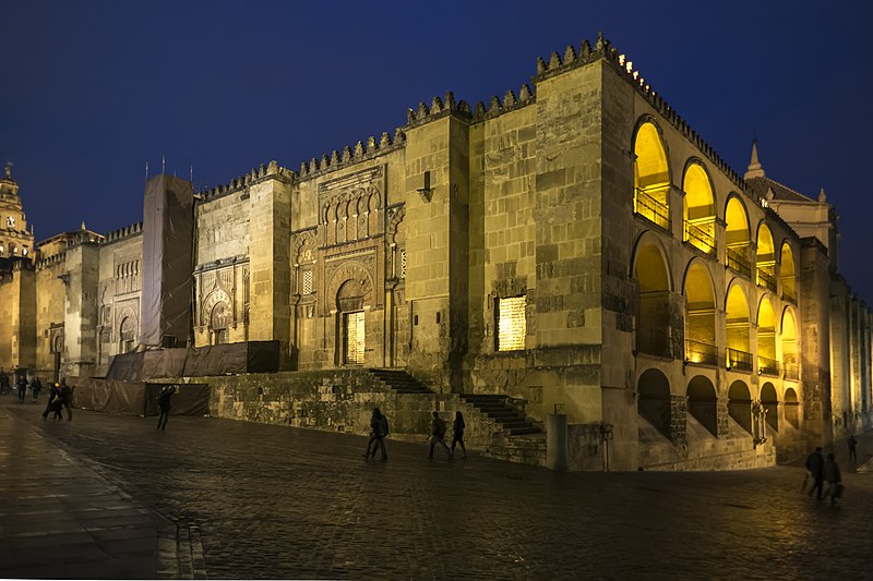Archivo:Mezquita Córdoba nocturna.jpg