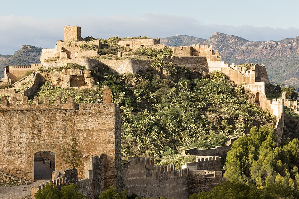 Archivo:Castillo Sagunto Murallas.jpg