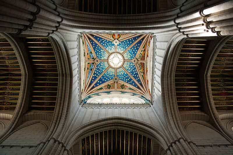 Archivo:Interior de la Catedral de la Almudena.jpg