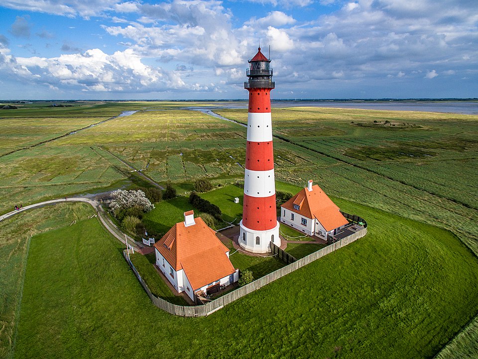 Archivo:Leuchtturm in Westerheversand.jpg