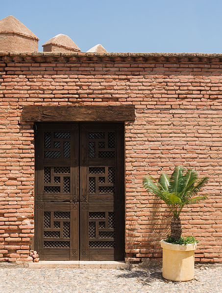 Archivo:Wooden door, Alcazaba gardens, Almeria, Spain.jpg