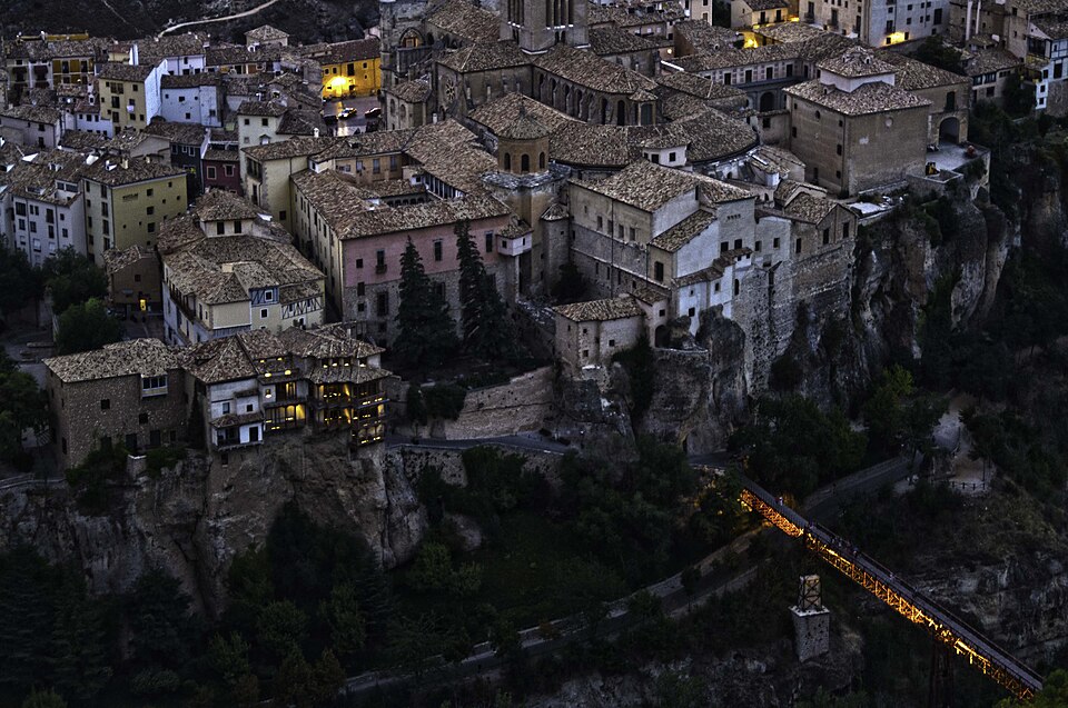 Archivo:Cuenca al anochecer.jpg