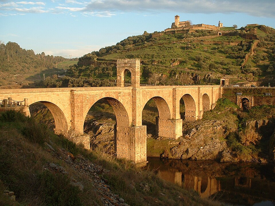 Archivo:Bridge Alcantara.JPG