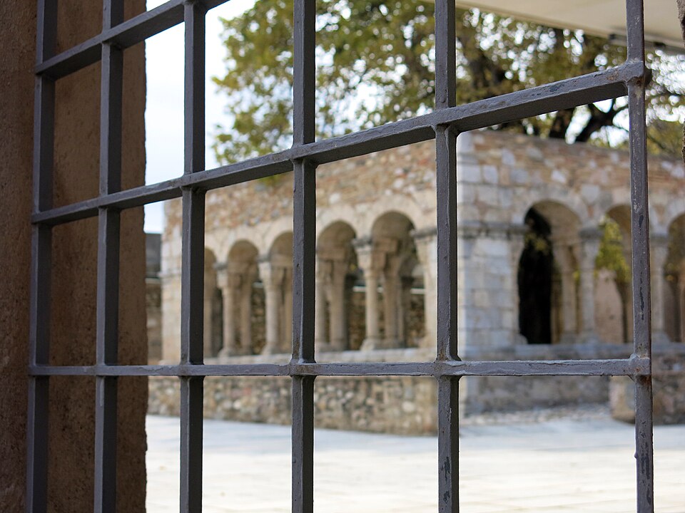 Archivo:355 Claustre de Sant Domènec (Peralada), des del c. de l'Oli.JPG