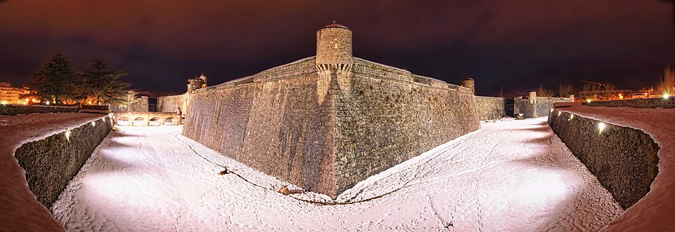 Archivo:Ciudadela nocturna con nieve.jpg